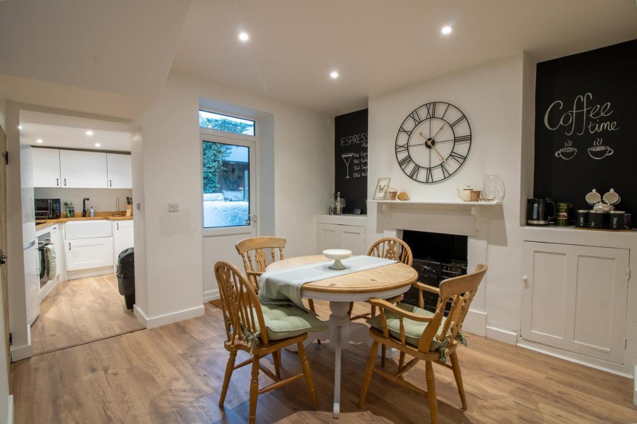 Stylish And Modern Town Centre End-Of Terrace Home Newton Abbot Exterior photo